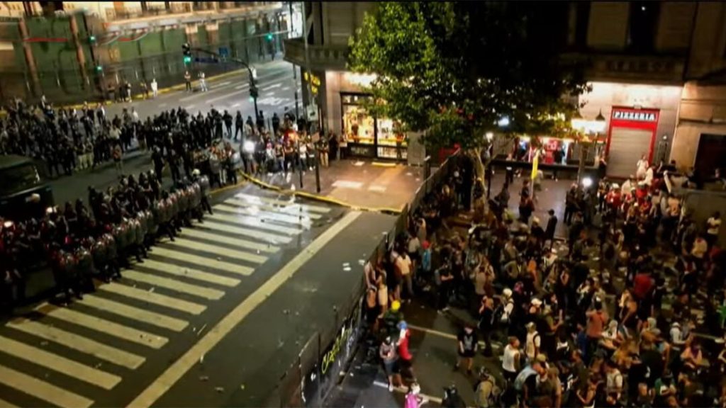 "Multitudinaria protesta de jubilados frente al Congreso sin incidentes"