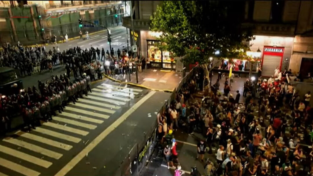 "Multitudinaria protesta de jubilados frente al Congreso sin incidentes"