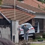 Bernal: dos delincuentes murieron tras robar una casa, chocar al huir y tirotearse con la Policía