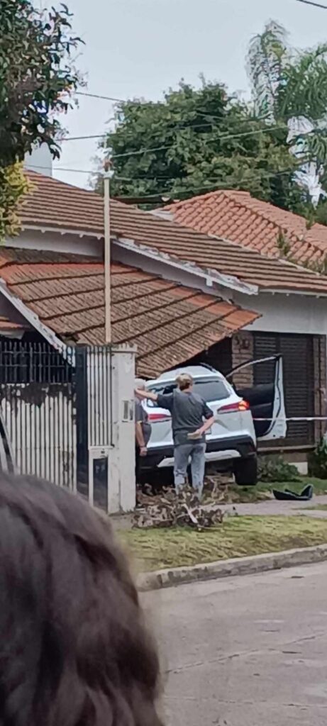 Bernal: dos delincuentes murieron tras robar una casa, chocar al huir y tirotearse con la Policía