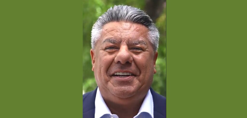 En el marco de una nueva etapa institucional bajo la presidencia de Claudio “Chiqui” Tapia, CEAMSE presenta el relanzamiento de marca, reforzando su compromiso ambiental con una propuesta innovadora que invita a todos los argentinos a ser parte de una nueva etapa. Con este lanzamiento la empresa propone una nueva forma de pensar y de encarar el tratamiento de los residuos sólidos urbanos, bajo una gestión de puertas abiertas, con un espíritu ganador que tiene como objetivo dar vuelta la página, generando una nueva ola de concientización medioambiental mucho más cercana a los argentinos a través de una idea: Si somos Campeones del Mundo, ¿por qué no ser Campeones del Planeta? "Campeones del Planeta" es el concepto central de esta renovación, que busca inspirar a la acción colectiva por el ambiente, tomando como ejemplo el espíritu de equipo que llevó a Argentina a consagrarse campeón del mundo. La nueva marca remite a los colores nacionales para lograr esa identidad y la adhesión, tanto de los trabajadores de la empresa, como de los habitantes de la Ciudad y la Provincia de Buenos Aires en esta causa medioambiental. La campaña refleja también el rol clave de CEAMSE, la unión bajo los mismos colores que nos llevaron a lo más alto del mundo. CEAMSE, a través de sus cinco Complejos Ambientales, juega un partido diario con el compromiso de realizar el tratamiento y la disposición final de 19 mil toneladas diarias de residuos de 45 municipios y la Ciudad Autónoma de Buenos Aires, impactando en la vida de más de 17 millones de personas. Convierte el gas proveniente de los residuos en energía que se inyecta a la red eléctrica nacional. Realiza el tratamiento de los líquidos lixiviados para reutilizarlos en el lavado de maquinarias y riego de caminos internos. Cuenta con un laboratorio experimental y un vivero para la reproducción de especies autóctonas. A través de los 23 km de traza del Camino del Buen Ayre, unimos la zona norte con la oeste del conurbano, con un corredor biológico de parques y una reserva natural. CEAMSE nos convoca a una gesta en la que unidos podamos lograr un cambio que trascienda en el tiempo, garantice el futuro de nuestros hijos y nos convierta en verdaderos "Campeones del Planeta."
