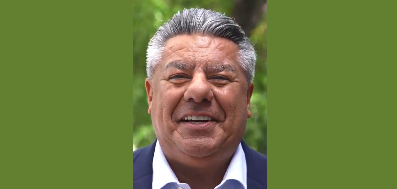 En el marco de una nueva etapa institucional bajo la presidencia de Claudio “Chiqui” Tapia, CEAMSE presenta el relanzamiento de marca, reforzando su compromiso ambiental con una propuesta innovadora que invita a todos los argentinos a ser parte de una nueva etapa. Con este lanzamiento la empresa propone una nueva forma de pensar y de encarar el tratamiento de los residuos sólidos urbanos, bajo una gestión de puertas abiertas, con un espíritu ganador que tiene como objetivo dar vuelta la página, generando una nueva ola de concientización medioambiental mucho más cercana a los argentinos a través de una idea: Si somos Campeones del Mundo, ¿por qué no ser Campeones del Planeta? "Campeones del Planeta" es el concepto central de esta renovación, que busca inspirar a la acción colectiva por el ambiente, tomando como ejemplo el espíritu de equipo que llevó a Argentina a consagrarse campeón del mundo. La nueva marca remite a los colores nacionales para lograr esa identidad y la adhesión, tanto de los trabajadores de la empresa, como de los habitantes de la Ciudad y la Provincia de Buenos Aires en esta causa medioambiental. La campaña refleja también el rol clave de CEAMSE, la unión bajo los mismos colores que nos llevaron a lo más alto del mundo. CEAMSE, a través de sus cinco Complejos Ambientales, juega un partido diario con el compromiso de realizar el tratamiento y la disposición final de 19 mil toneladas diarias de residuos de 45 municipios y la Ciudad Autónoma de Buenos Aires, impactando en la vida de más de 17 millones de personas. Convierte el gas proveniente de los residuos en energía que se inyecta a la red eléctrica nacional. Realiza el tratamiento de los líquidos lixiviados para reutilizarlos en el lavado de maquinarias y riego de caminos internos. Cuenta con un laboratorio experimental y un vivero para la reproducción de especies autóctonas. A través de los 23 km de traza del Camino del Buen Ayre, unimos la zona norte con la oeste del conurbano, con un corredor biológico de parques y una reserva natural. CEAMSE nos convoca a una gesta en la que unidos podamos lograr un cambio que trascienda en el tiempo, garantice el futuro de nuestros hijos y nos convierta en verdaderos "Campeones del Planeta."