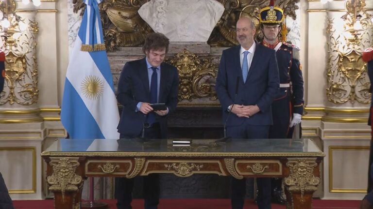 javier-milei-le-tomo-juramento-a-federico-sturzenegger-como-ministro-de-desregulacion-y-transformacion-del-estado-foto-captura-presidencia-bd6qf6kwgrdu5krtz22pjrfzdi