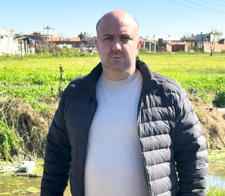 BERNASCONI: “QUILMES DEBE CRECER CON PLANIFICACIÓN” En el marco de la campaña electoral provincial, el candidato a concejal de Quilmes, Juan Bernasconi, por el partido Nuevos Aires, presentó una propuesta integral de desarrollo local con el objetivo de recuperar la vitalidad económica, social y urbana de la ciudad. La iniciativa, que se inscribe dentro del proyecto provincial encabezado por el candidato a diputado Marcelo D'Alessandro, plantea un giro estratégico en la planificación del municipio, con eje en la innovación, la inversión privada, el desarrollo sostenible y la generación de empleo de calidad. Durante la presentación del plan, Bernasconi sostuvo que “Quilmes atraviesa una etapa de declive que ha opacado el brillo y la proyección que históricamente supo tener”, y enfatizó la necesidad de impulsar políticas públicas que activen el potencial productivo del distrito. En ese sentido, remarcó que el área ubicada entre la autopista Buenos Aires – La Plata y La Ribera, representa una zona estratégica que debe ser desarrollada con planificación, infraestructura y visión de futuro. El proyecto propone convertir esa región en un nuevo polo urbano-industrial, con foco en la economía del conocimiento, las nuevas tecnologías, la producción sustentable y la vivienda accesible. Para lograrlo, se plantea una serie de medidas que buscan atraer inversiones, facilitar el desarrollo del emprendedurismo local y articular esfuerzos entre el sector público y privado. Uno de los pilares del plan es la promoción de la inversión y el emprendedurismo innovador. En esta línea, se contempla la implementación de exenciones impositivas y otros incentivos fiscales para quienes apuesten al desarrollo de proyectos innovadores, como industrias tecnológicas, economía verde o producción limpia. Para agilizar los procesos administrativos, se propone establecer una ventanilla única municipal, que permita tramitar de forma ágil y simplificada habilitaciones, licencias y el acceso a beneficios fiscales, especialmente para aquellos proyectos que incorporen valor agregado, tecnología y generación de empleo. La idea, según Bernasconi, es “quitarle burocracia a quienes decidan invertir, producir y generar trabajo en Quilmes”. Otro eje central de la propuesta es el desarrollo industrial e inmobiliario sostenible, con una mirada integral que combine crecimiento económico con preservación ambiental y planificación urbana. En este marco, se plantea la creación de parques industriales y tecnológicos en la zona costera del municipio, pensados para atraer empresas innovadoras, generar empleo de calidad y revalorizar espacios que hoy están subutilizados o degradados. Bernasconi también promueve la construcción de nuevas viviendas, espacios comerciales y de servicios, con el objetivo de integrar crecimiento urbano, movilidad y acceso equitativo al hábitat. La propuesta también pone especial énfasis en la formación y capacitación laboral. El plan contempla el lanzamiento de programas de capacitación en oficios tradicionales y en nuevas tecnologías, dirigidos a jóvenes, trabajadores desocupados y personas en proceso de reconversión laboral. Estas iniciativas estarán articuladas con universidades, institutos técnicos y centros de formación profesional, con el objetivo de vincular la oferta educativa del distrito con las demandas del nuevo modelo productivo que se busca fomentar. “Tenemos en Quilmes un enorme capital humano que hoy está desaprovechado. Por eso, queremos que nuestras universidades y centros de formación trabajen en conjunto con el sector productivo para preparar a nuestros vecinos para los empleos del futuro”, señaló Bernasconi, y agregó: “No se trata sólo de traer inversiones, sino también de que nuestros vecinos puedan ser parte de ese desarrollo”. Desde el espacio Nuevos Aires, consideran que esta agenda de transformación posicionaría a Quilmes como un referente regional en economía del conocimiento, innovación productiva y urbanismo sostenible.