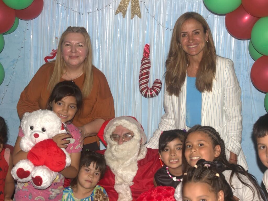 Hoy celebramos la llegada de Papá Noel junto a @vtolosapaz , el padre Pablo y cientos de niños y