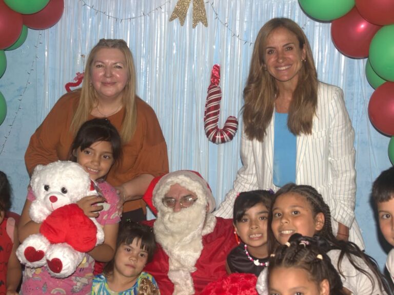 Hoy celebramos la llegada de Papá Noel junto a @vtolosapaz , el padre Pablo y cientos de niños y